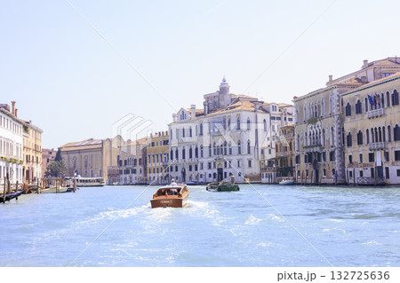 船の上から見るイタリア・ベネチアの街の風景 船の上から見るイタリア・ベネチアの街の風景 132725636