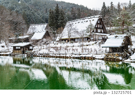 岐阜 雪化粧の飛驒の里 五阿弥池と旧西岡家 岐阜 雪化粧の飛驒の里 五阿弥池と旧西岡家 132725701