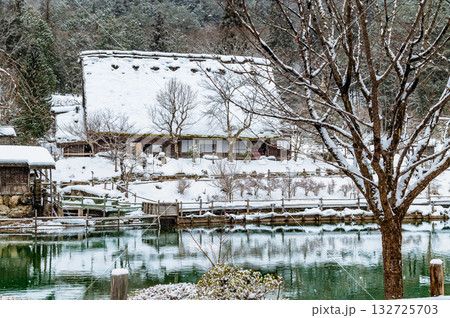 岐阜 雪化粧の飛驒の里 五阿弥池と旧西岡家 岐阜 雪化粧の飛驒の里 五阿弥池と旧西岡家 132725703