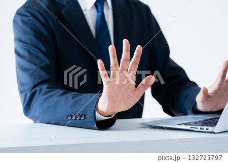 ストップのジェスチャーをする男性 132725797