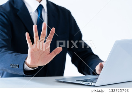 ストップのジェスチャーをする男性 ストップのジェスチャーをする男性 132725798