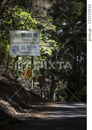 林道にある静岡県と愛知県の県境 132725810
