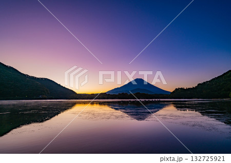 (山梨県)秋の精進湖から望む富士山 夜明け (山梨県)秋の精進湖から望む富士山 夜明け 132725921