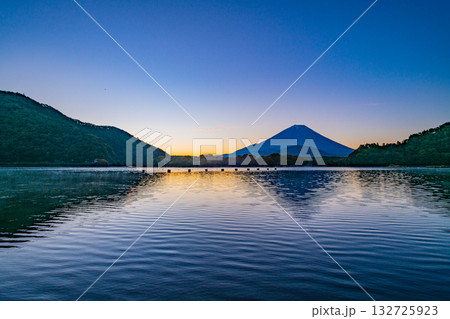 （山梨県）秋の精進湖から望む富士山　夜明け 132725923