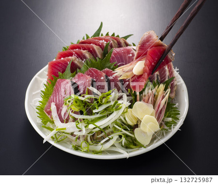 かつおの塩たたき　薬味と一緒に箸上げイメージ 132725987