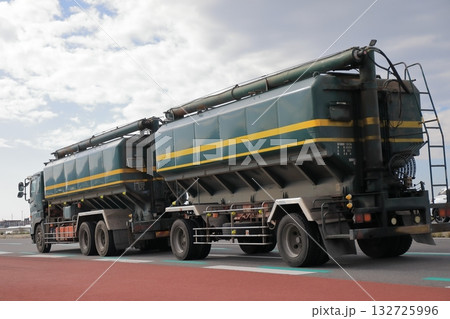 ダブル連結トラック イメージ ダブル連結トラック イメージ 132725996