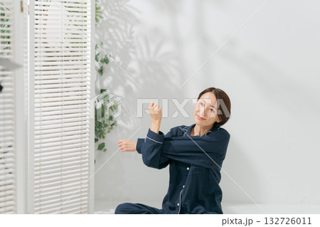パジャマでストレッチをする女性 132726011
