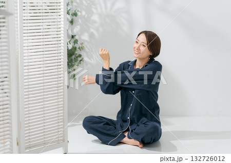パジャマでストレッチをする女性 パジャマでストレッチをする女性 132726012