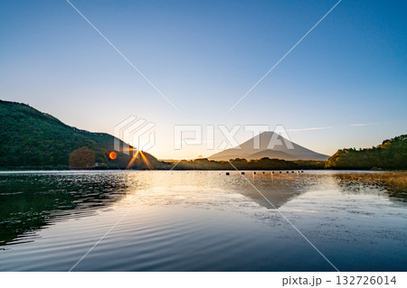 【山梨県】秋の精進湖から望む富士山 日の出 【山梨県】秋の精進湖から望む富士山 日の出 132726014