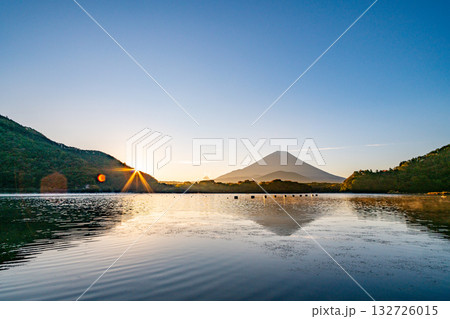 【山梨県】秋の精進湖から望む富士山 日の出 【山梨県】秋の精進湖から望む富士山 日の出 132726015
