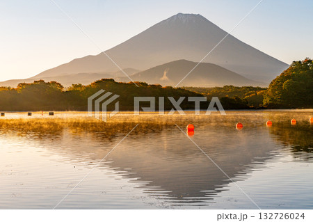 【山梨県】秋の精進湖から望む富士山 日の出 【山梨県】秋の精進湖から望む富士山 日の出 132726024