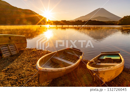【山梨県】秋の精進湖・湖畔から望む富士山　日の出 132726045