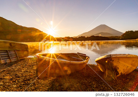 【山梨県】秋の精進湖・湖畔から望む富士山　日の出 132726046