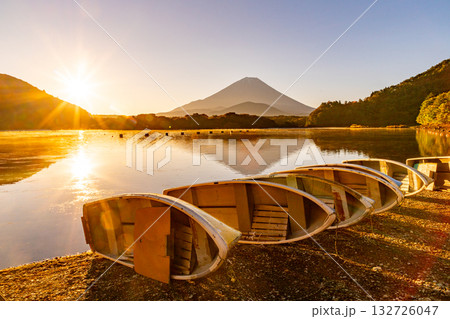 【山梨県】秋の精進湖・湖畔から望む富士山　日の出 132726047
