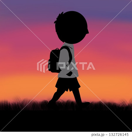 夕焼け空を背景にしたシルエットイラスト:学生(制服姿で帰宅中) 夕焼け空を背景にしたシルエットイラスト:学生(制服姿で帰宅中) 132726145