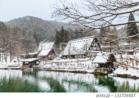 岐阜 雪化粧の飛驒の里　五阿弥池と旧西岡家 132726887