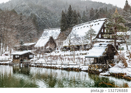 岐阜 雪化粧の飛驒の里　五阿弥池と旧西岡家 132726888