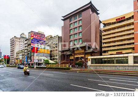 台湾　台北　善導寺駅前　雨の台北風景 132727211