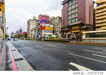 台湾　台北　善導寺駅前　雨の台北風景 132727216