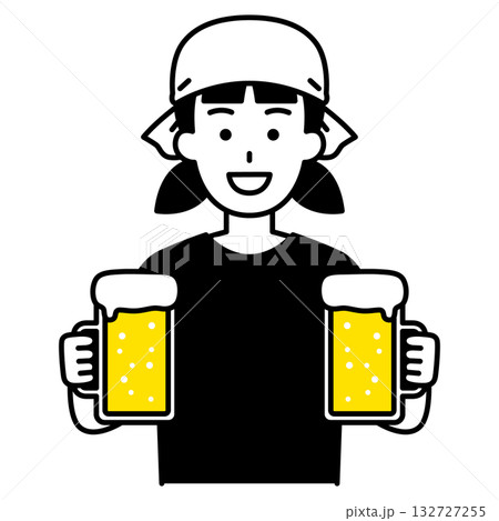 生ビールを運ぶ居酒屋の女性店員 132727255