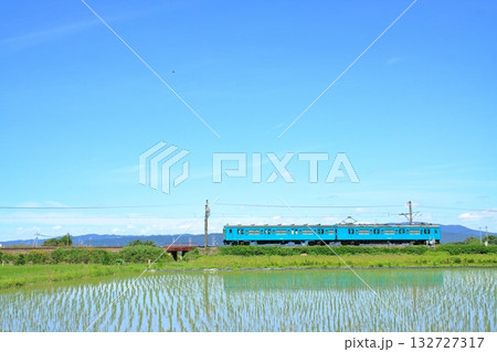 夏の単線を行く105系 132727317