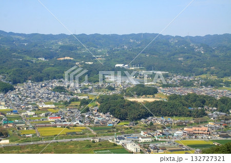 秋の生駒線を行く列車を俯瞰で 132727321