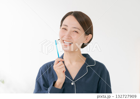 歯のケアをする女性 132727909