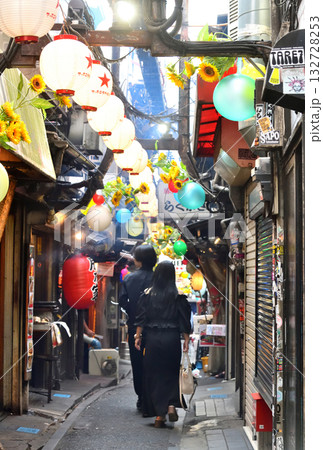 ある日の新宿思い出横丁風景 132728253