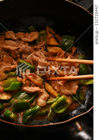 調理中のナスとピーマンと豚肉の味噌炒め 132728447