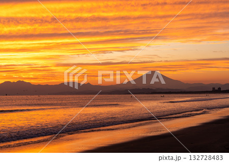 湘南鵠沼海岸 オレンジ色の夕焼けと富士山 湘南鵠沼海岸 オレンジ色の夕焼けと富士山 132728483