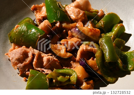 ナスとピーマンと豚肉の味噌炒め 132728532