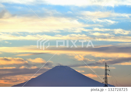 青空とコントラストが美しい夕焼けの空と富士山 132728725