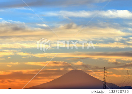 青空とコントラストが美しい夕焼けの空と富士山 132728726