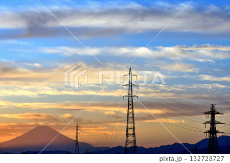 青空とコントラストが美しい夕焼けの空と富士山 132728727