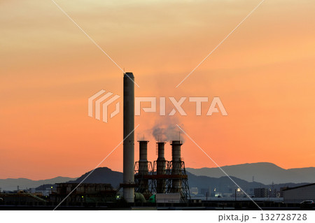 寒川工業団地の空に広がるオレンジ色の雲 132728728