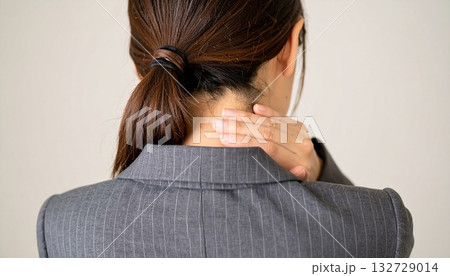 肩こりに悩む日本人ビジネスウーマン 132729014