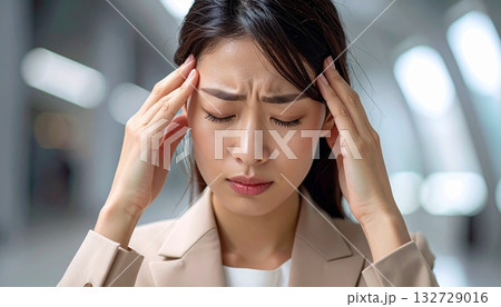 どうしようと悩む日本人ビジネスウーマン 132729016