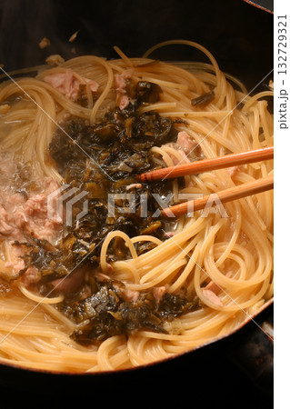 調理中の高菜とツナのスパゲティー 132729321
