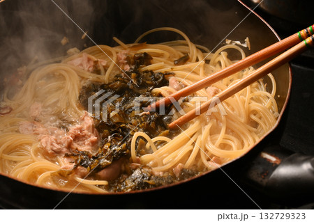 調理中の高菜とツナのスパゲティー 調理中の高菜とツナのスパゲティー 132729323