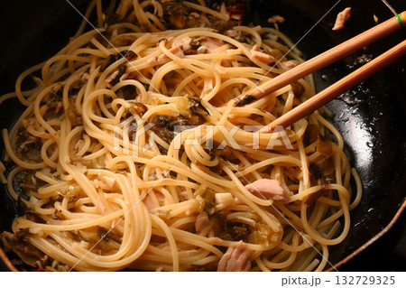調理中の高菜とツナのスパゲティー 調理中の高菜とツナのスパゲティー 132729325