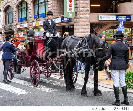 横浜市関内　文化の日　馬車道まつり　馬車道商店街　イギリス製馬車の試乗会 132729341