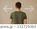 岐路に立つ男性、人生の選択と決断 132729362