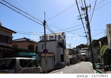 田舎道に立つ電柱と広がる空 田舎道に立つ電柱と広がる空 132729641