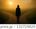 人生の岐路、重要な選択を前にする女性 132729820