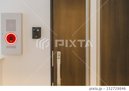 集合住宅の玄関扉と火災報知器・インターフォン 132729846