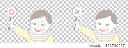 嬰兒拿著正確和錯誤的答案卡 132730937