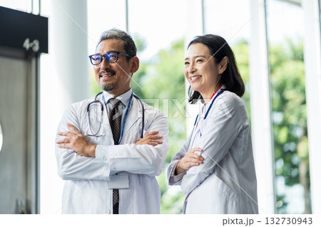 ミドル・シニアの医療従事者の男女。 132730943