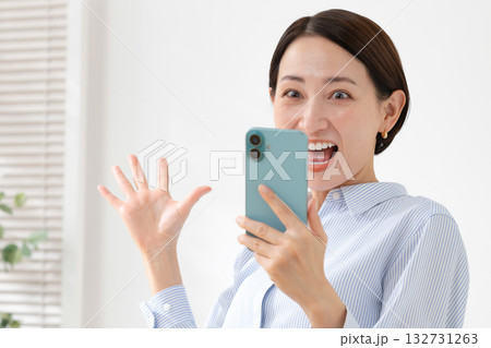 スマホを持って驚く女性 スマホを持って驚く女性 132731263