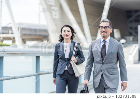 ミドル・シニアの男女のビジネスパーソン。 132731389