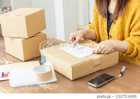伝票を貼り付ける手元 伝票を貼り付ける手元 132731400